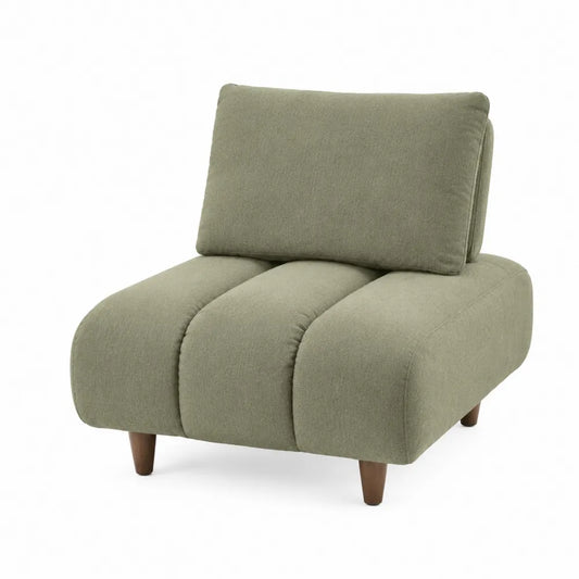 Poltrona in tessuto verde con gambe in legno
